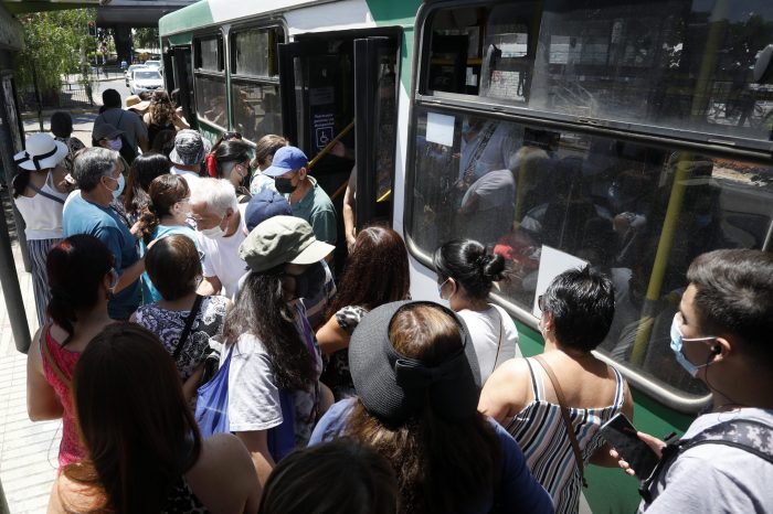 Alcalde de Maipú habilita buses de acercamiento ante falta de transporte y municipio de Santiago extiende horario de micros municipales