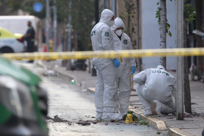 Artefacto explosivo detonó fuera del edificio de Gendarmería en Santiago Centro