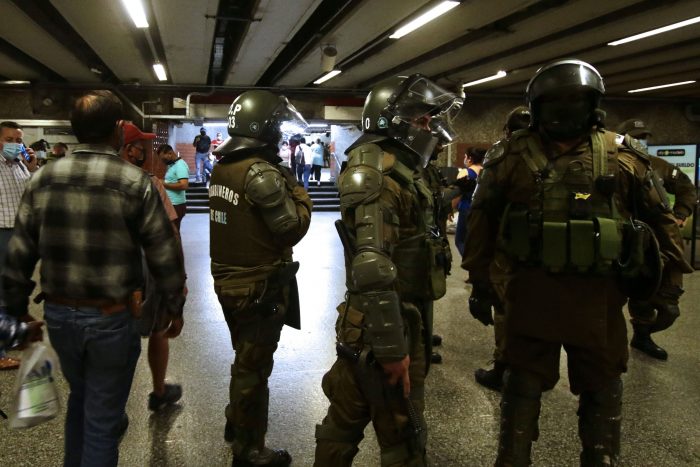 Carabineros realiza operativo al interior de Metro Estación Central para desalojar vendedores ambulantes