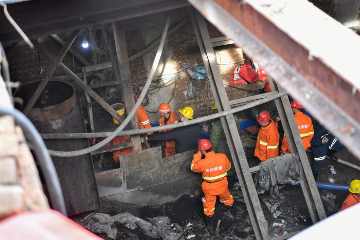 Rescatan a los 20 mineros atrapados en mina de carbón inundada en norte de China