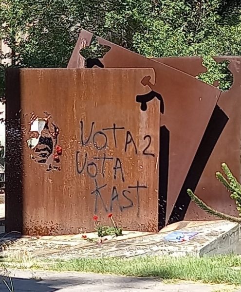 PC denunció vandalización de tumba de Gladys Marín: «Esto deja en claro la desesperación de la derecha»