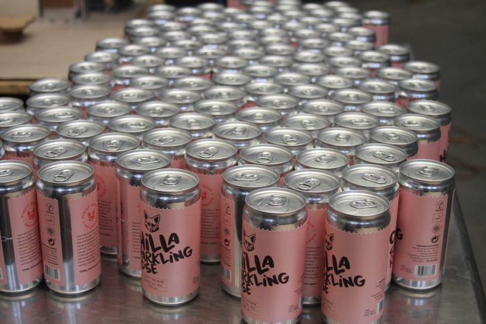Chilenos crean el primer vino sparkling rosé en lata