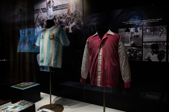 Evalúan llevar al Mundial de Qatar la colección de Maradona del Museo de la Moda