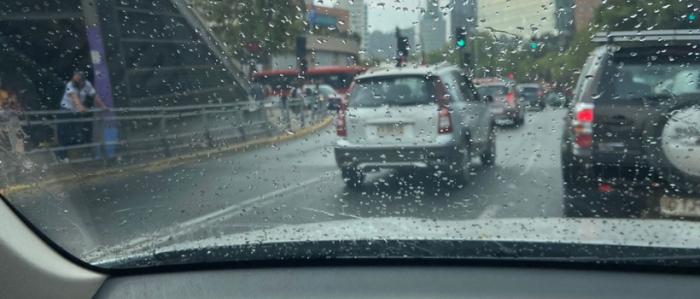 Santiaguinos reportan caída de lluvia en algunas comunas de la Región Metropolitana y Onemi alerta sobre posibles tormentas eléctricas en la precordillera