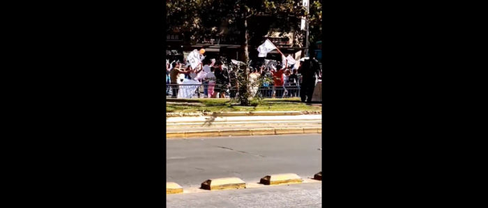 Manifestación de deudores habitacionales en la Alameda generó desvíos de tránsito