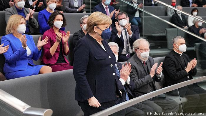 Larga ovación a Angela Merkel en el Parlamento alemán en el cambio de mando