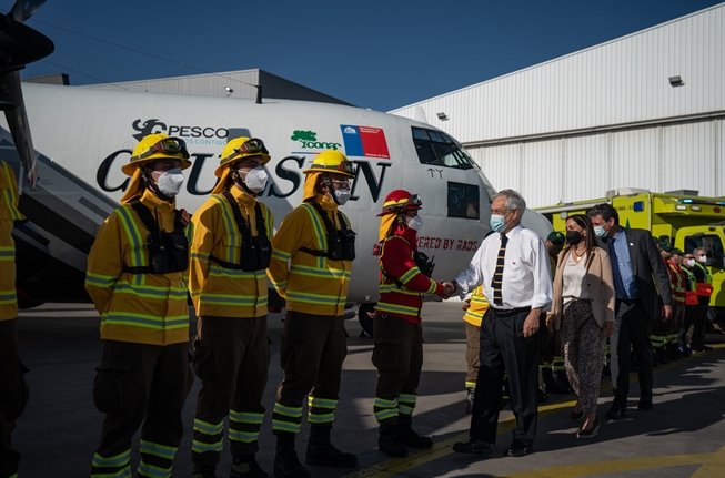 Presidente Piñera presenta nuevo avión Hércules C130 para combatir incendios forestales