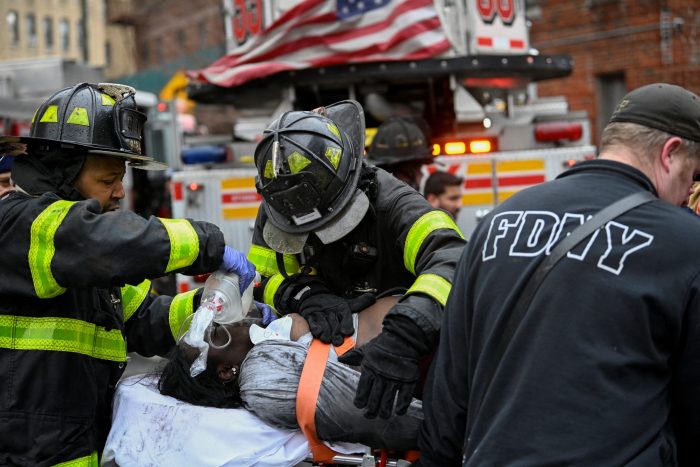 Incendio en edificio en Nueva York deja 19 muertos y decenas de heridos