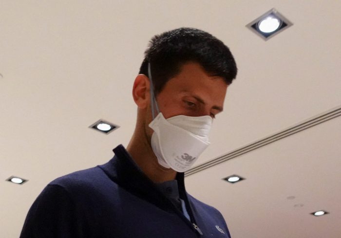 Francia advierte a Djokovic que podría no jugar en Roland Garros si no está vacunado