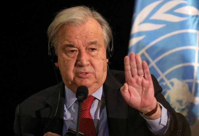 Jefe de la ONU urge en Davos vacunar a toda la población mundial