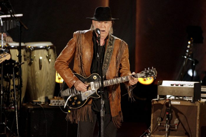 Spotify retira la música de Neil Young tras su ultimátum sobre podcast antivacuna de Joe Rogan