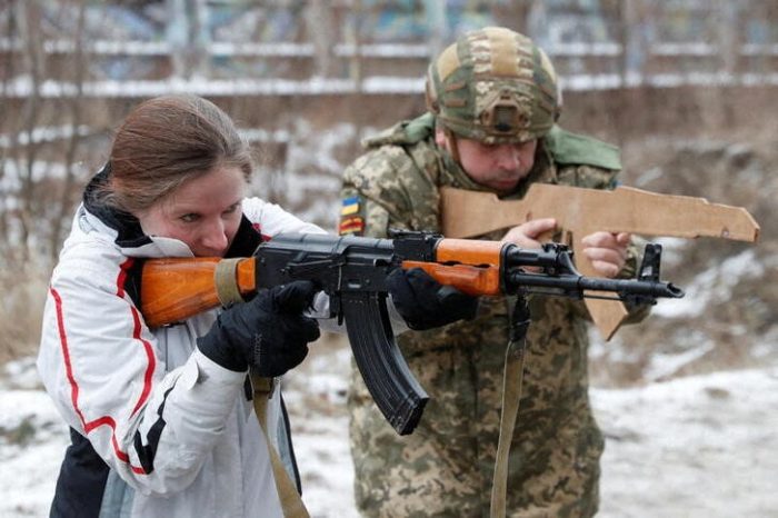 Reservistas ucranianos se preparan para posible conflicto, mientras Rusia mueve sangre para transfusiones y se eleva preocupación de EE.UU.