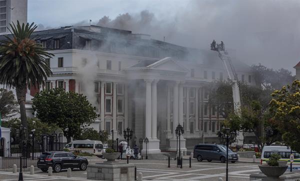 Aún se trabaja en la extinción de varios focos del incendio en el Parlamento de Sudáfrica