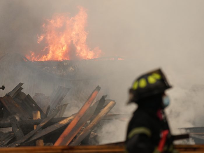 Incendio en Cerro Navia terminó con siete locales comerciales quemados