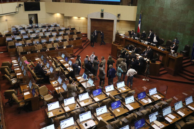 Covid-19 en el Congreso: confirman contagio de diputada que no tendría esquema de vacunas completo y bancada PS inicia cuarentena preventiva