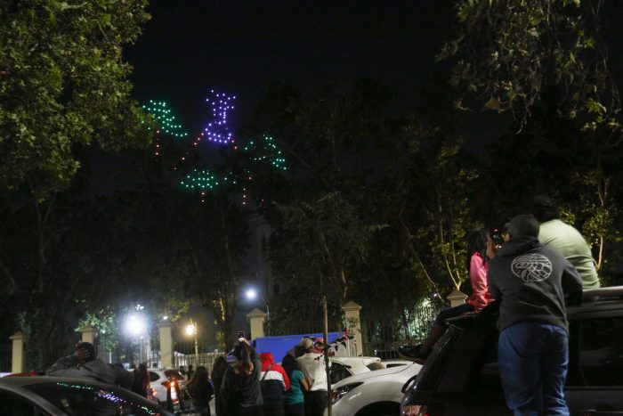 Santiaguinos disfrutaron del primero de tres show de luces y drones que se realizarán en el país