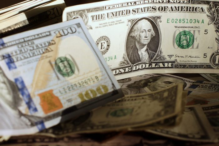 Tras leve repunte del cobre, dólar cierra la semana por debajo de los $860