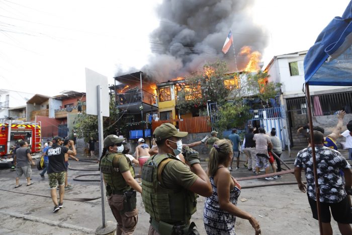 Nuevo foco de incendio cerca del gran siniestro de Iquique afecta al menos ocho viviendas