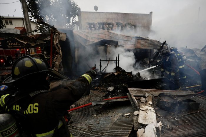 Incendio en Viña del Mar dejó a 12 locales comerciales consumidos por las llamas