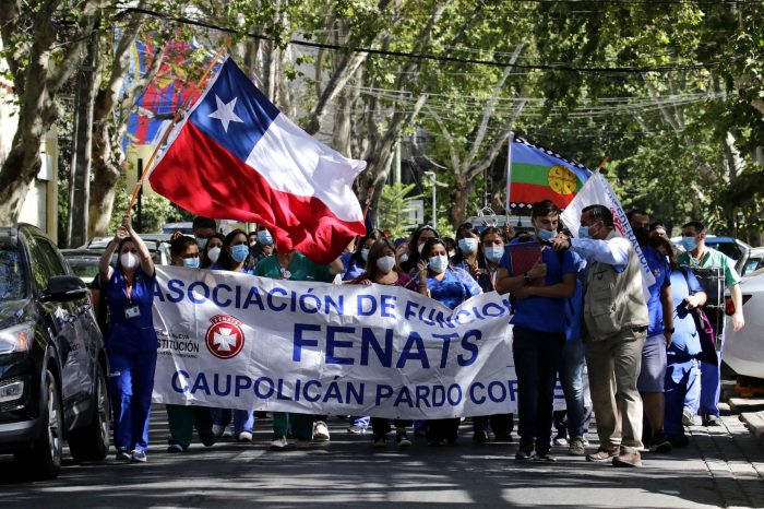 “Venimos como voz desesperada a pedir auxilio”: trabajadores del Instituto Nacional del Cáncer realizaron manifestación en “La Moneda Chica” para denunciar abandono de las autoridades
