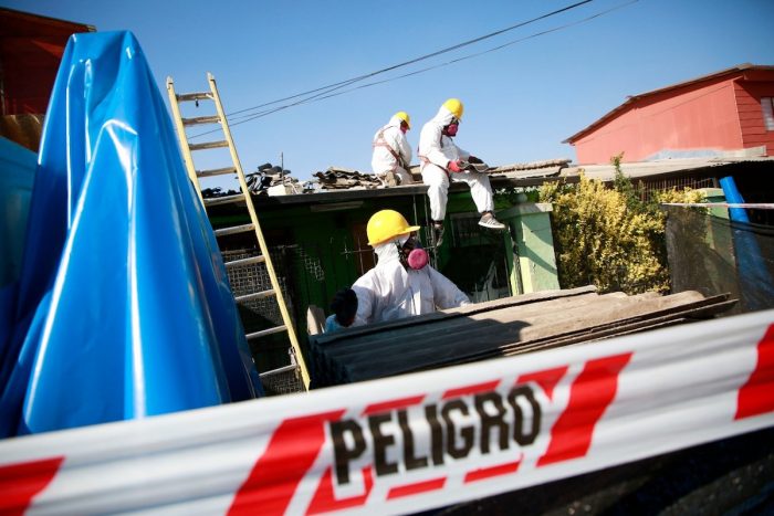 Municipalidad gestiona retiro de asbesto e instalación de colectores solares en más de 30 casas de la comuna