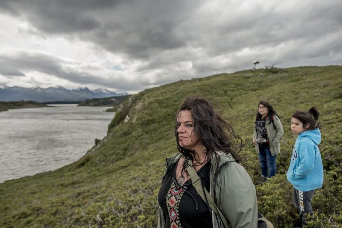 National Geographic lanza trailer de documental sobre pueblos originarios que exigen la salida de las salmoneras de la Reserva Nacional Kawésqar en Chile