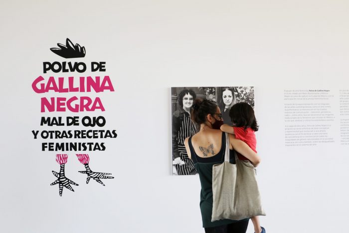 “Polvo de Gallina Negra: mal de ojo y otras recetas feministas”: una exposición que busca vincular a las artistas chilenas y latinoamericanas