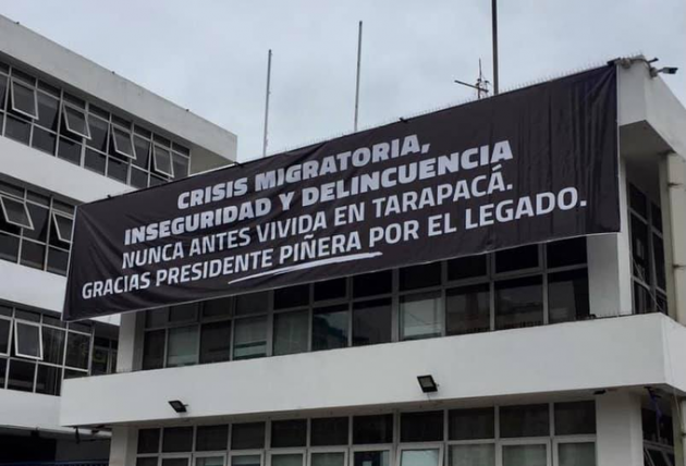 Lienzo en contra del Presidente Piñera es desplegado en el frontis de la Gobernación Regional de Tarapacá