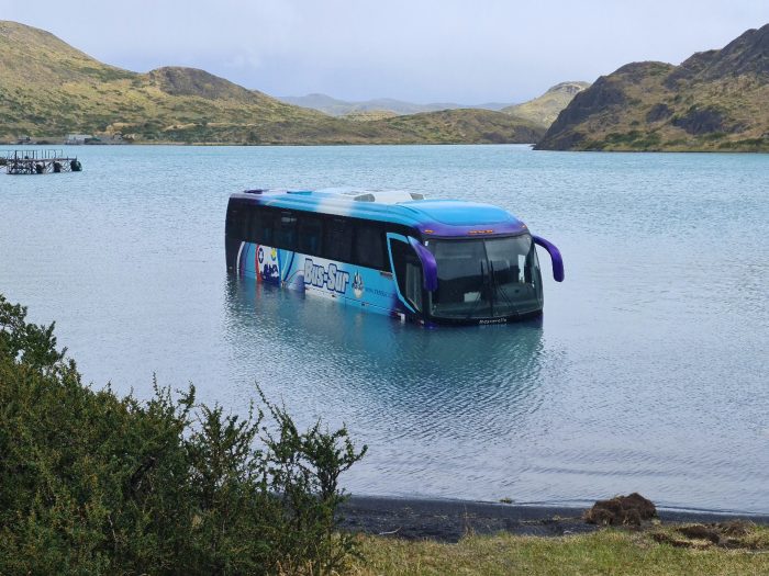 Bus cayó en lago de Torres del Paine y director regional de Conaf advirtió: «No vamos a escatimar en perseguir las máximas consecuencias para el infractor»