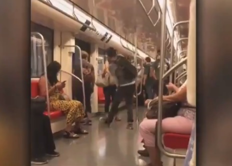 Cantante agredió a mujer en el Metro por exigirle el uso de mascarilla