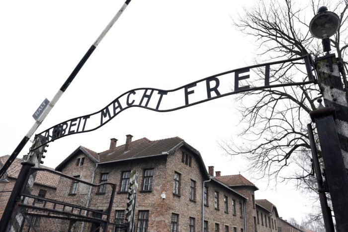 Turista holandesa fue detenida y multada por hacer saludo nazi en Auschwitz