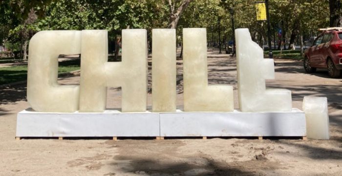 “Chile se derrite sin una Constitución Ecológica»: instalan escultura de hielo para que la nueva Carta Magna tenga foco en el medio ambiente