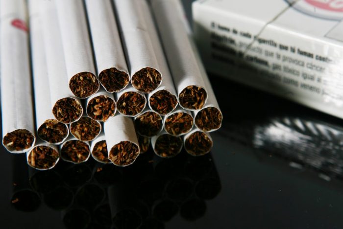 Contaminación por colillas de cigarrillos: avanza proyecto que prohibe fumar en playas de mar, ríos o lagos