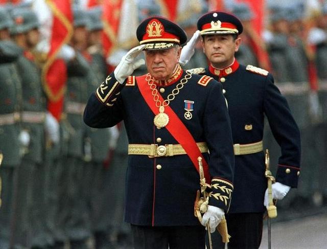 Punta Arenas retira título de «ciudadano distinguido» a dictador Augusto Pinochet y concejal propone otorgar calidad de «hijo predilecto» a Gabriel Boric
