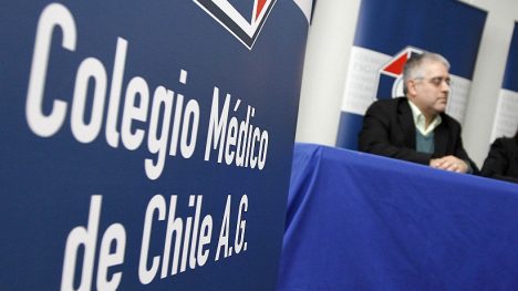 “Eficiencia, transparencia y resultados”: Colegio Médico advierte sobre uso de recursos en salud