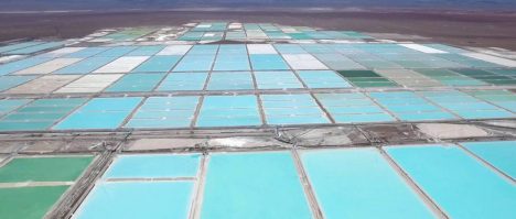 La economía de energías limpias está siendo creada a base de injusticias, advierte estudio
