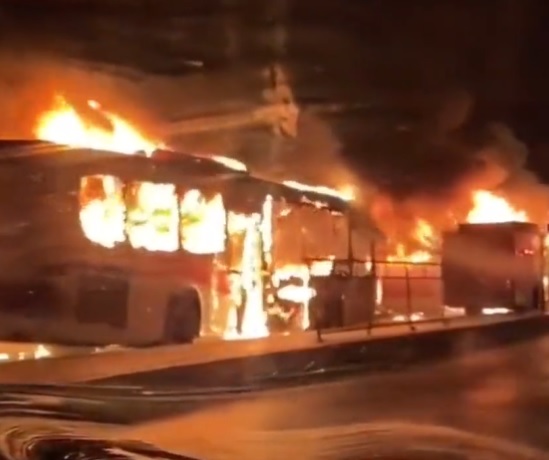 Desconocidos queman tres buses en Pedro Aguirre Cerda y uno en Estación Central