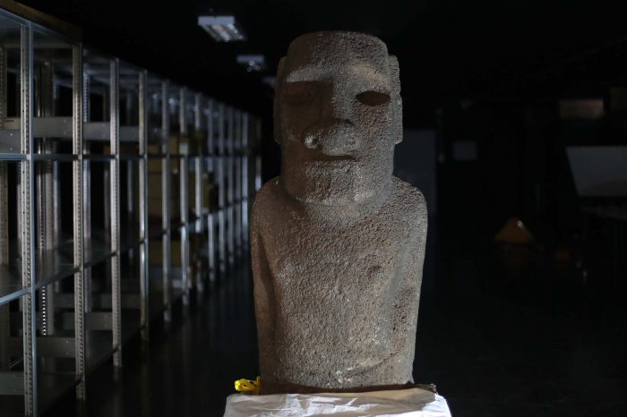 Ministerio de las Culturas devuelve a Rapa Nui un moai que permanecía en un museo