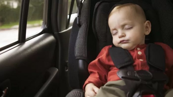 Cómo explica la ciencia que los padres olviden a sus niños dentro del auto (y qué hacer para evitarlo)