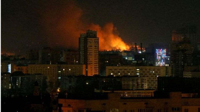 Varias explosiones sacuden Kiev en el asedio de las tropas rusas a la capital de Ucrania