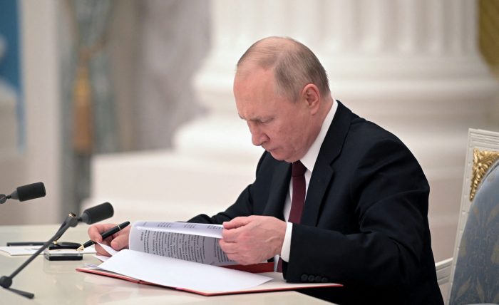 Putin reconoce regiones rebeldes de Ucrania como entidades independientes