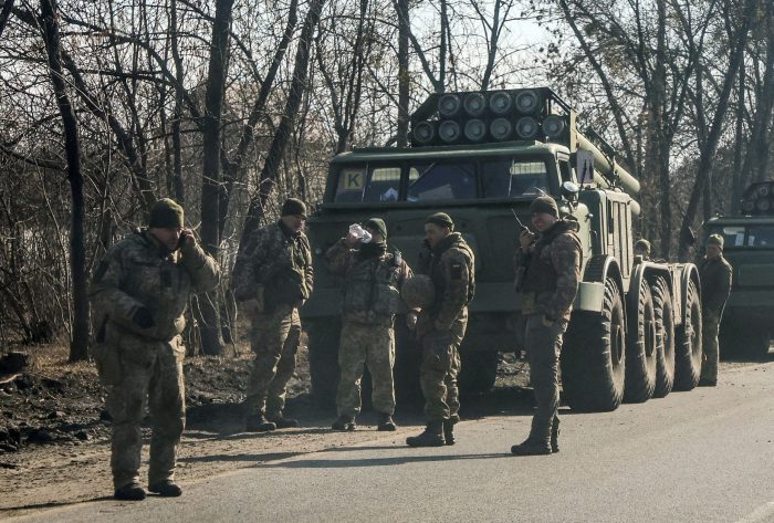Invasión rusa: Ucrania prohíbe que hombres entre 18 y 60 años abandonen el país