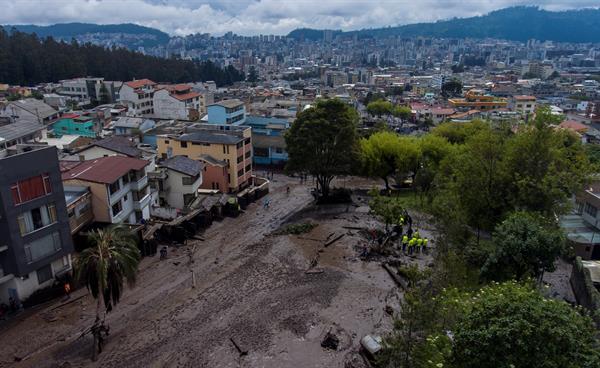 Asciende a 24 cifra de muertos por avalancha en la capital ecuatoriana
