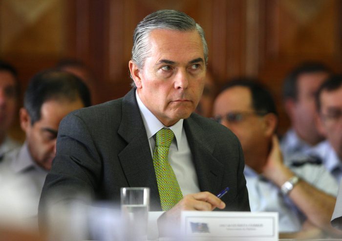 Fraude en el Ejército: ministra Rutherford interrogó a excomandante en Jefe Óscar Izurieta por gastos reservados