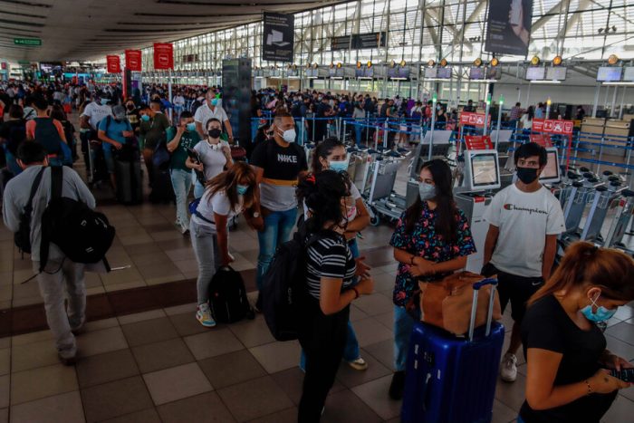 Aeropuerto de Santiago confirma que se han cancelado 31 vuelos a Iquique por cortes de ruta debido a muerte de camionero