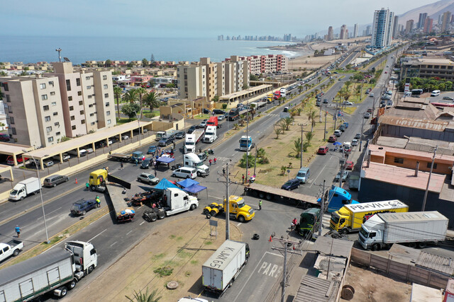 Masiva caravana por Antofagasta despide restos de camionero Bayron Castillo
