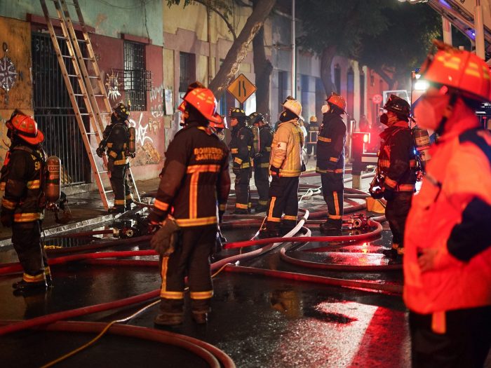 Incendio en Barrio Yungay afectó a tres inmuebles