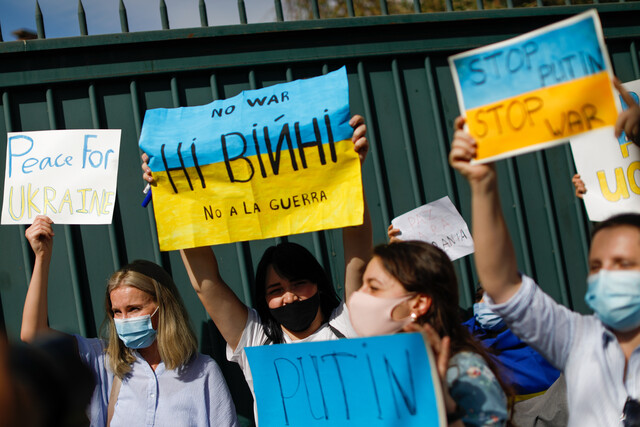 Ucranianos residentes en Chile se manifiestan frente a embajada de Rusia tras invasión