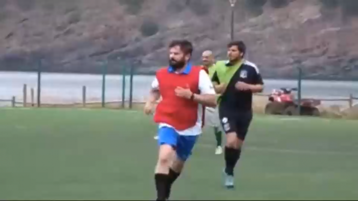 Gabriel Boric continúa sus vacaciones jugando un partido con el alcalde e isleños de Juan Fernández