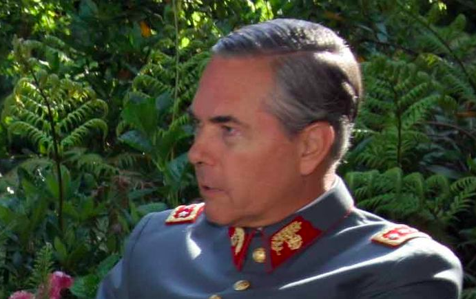 Por fraude al fisco ministra Rutherford deja detenido a excomandante del Ejército Óscar Izurieta Ferrer